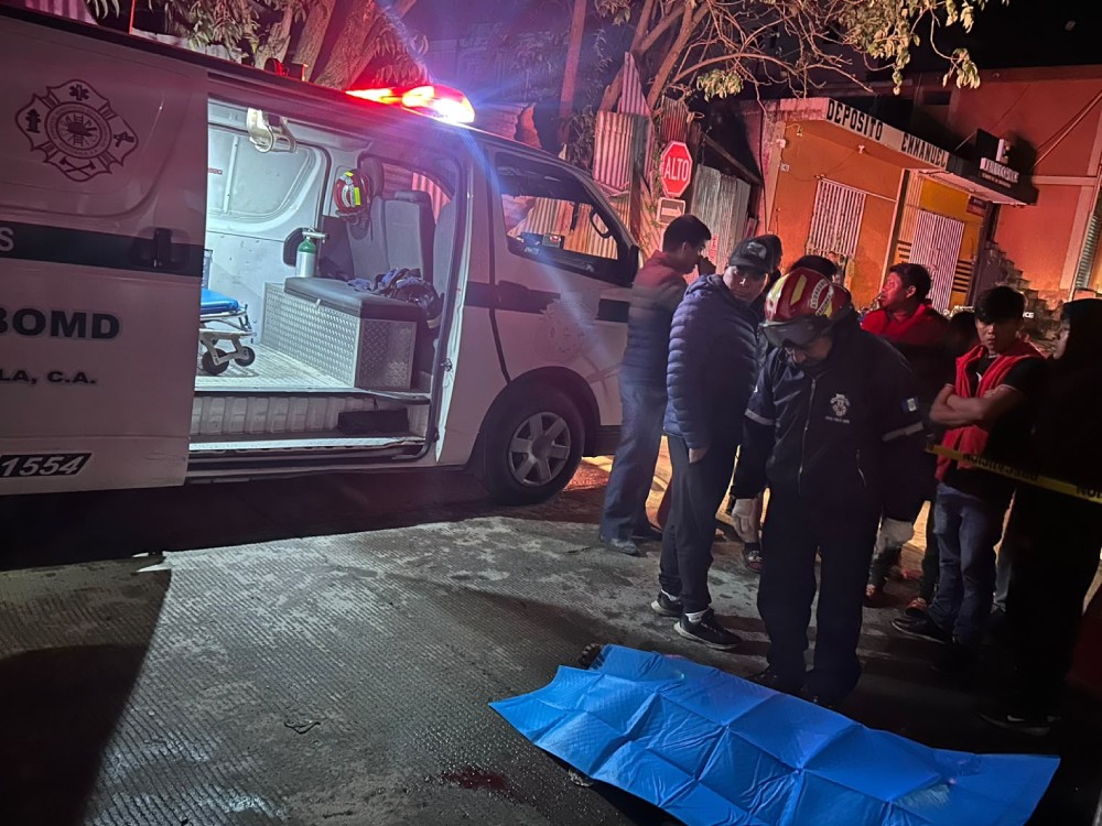 Hombre es localizado sin vida en vía pública