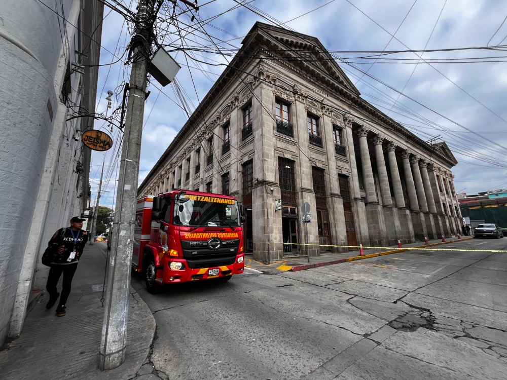 Hombre fue resguardado tras permanecer en área elevada de la Municipalidad de Quetzaltenango