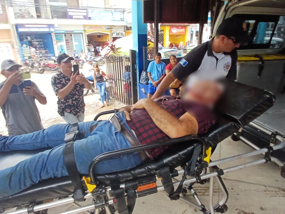 Hombre herido tras caerle una máquina pesada en Ayutla, San Marcos