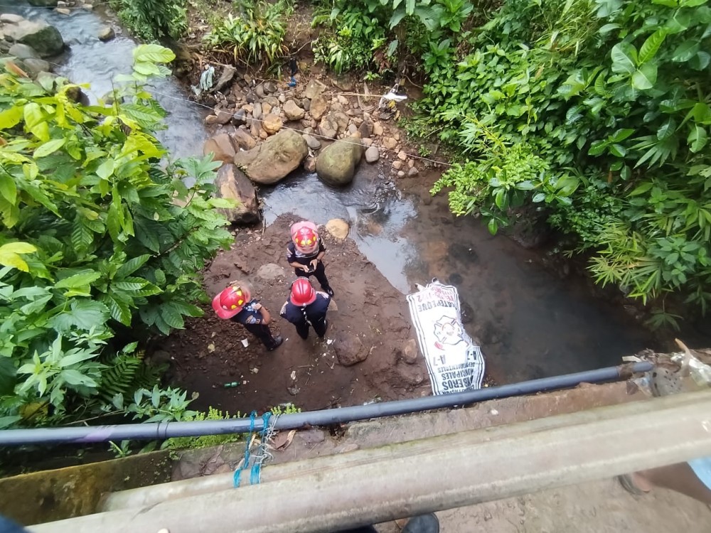 Hombre muere al caer de un puente 
