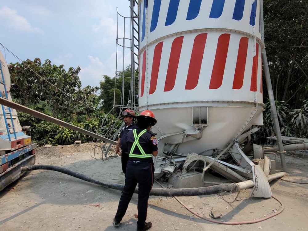 Hombre muere al caerle pesada estructura metálica 