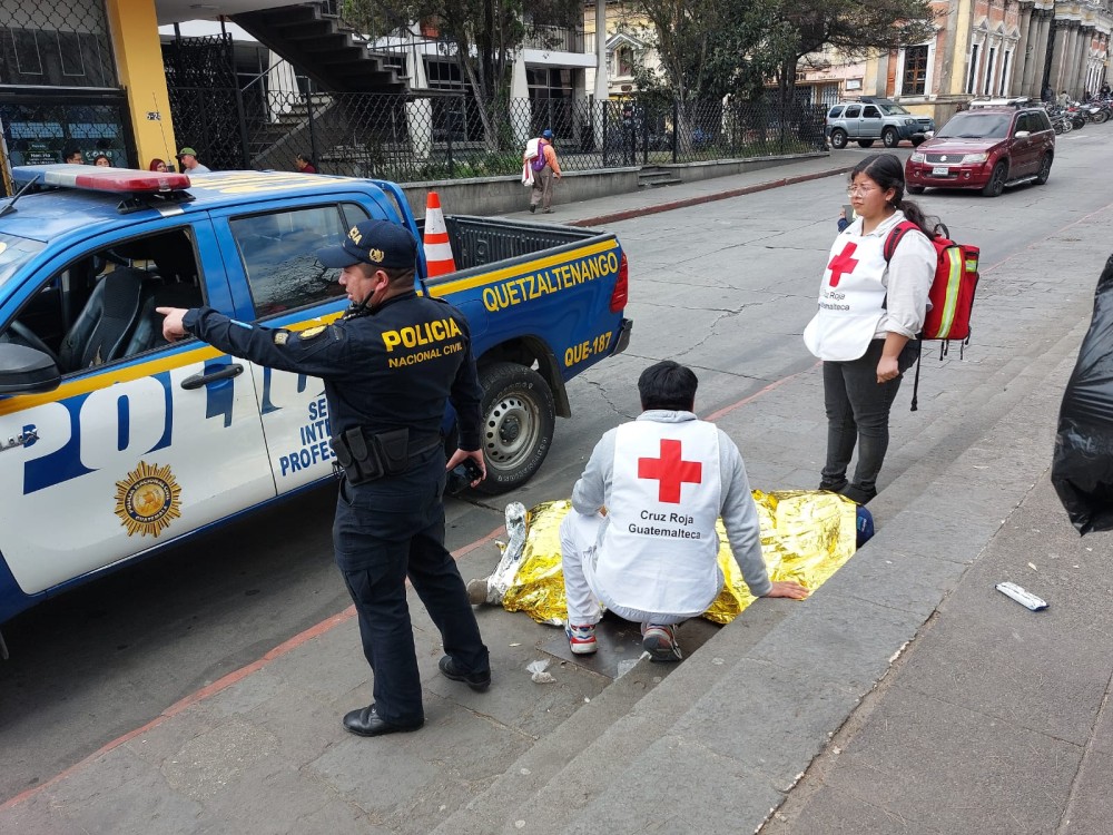 Hombre muere en el Parque Central de Xela