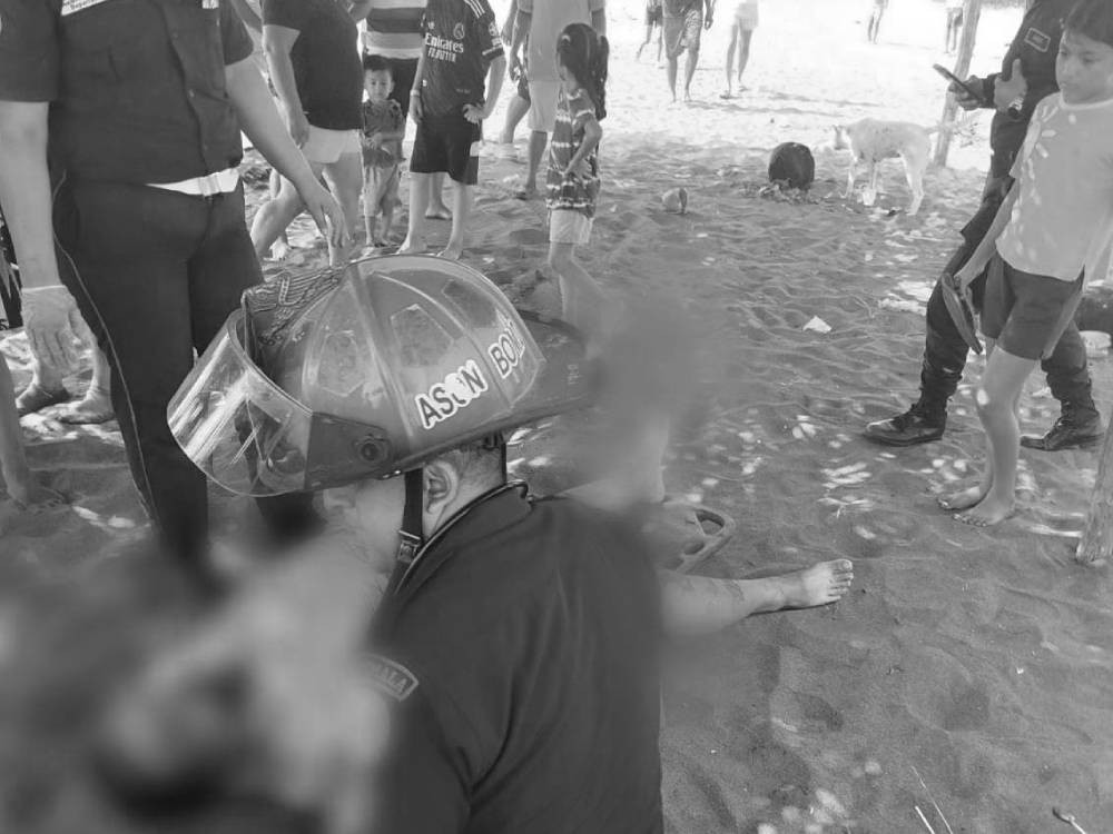 Hombre muere tras ser arrastrado por las olas del mar