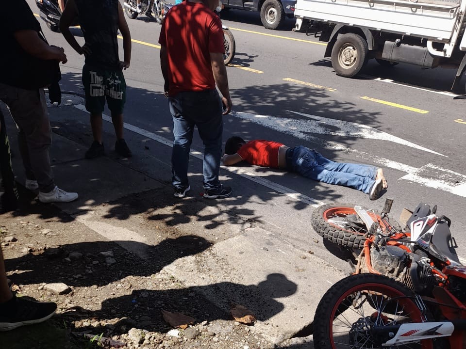 Hombre muere tras sufrir accidente en motocicleta; video capta el momento en Mazatenango