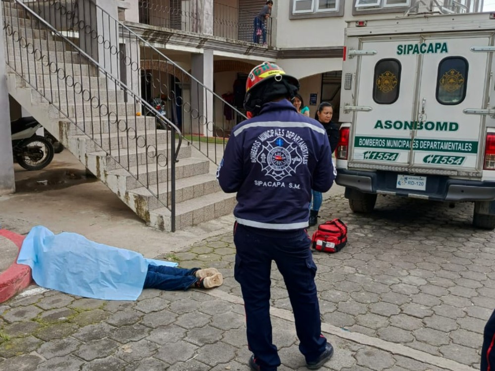 Hombre pierde la vida en la vía pública