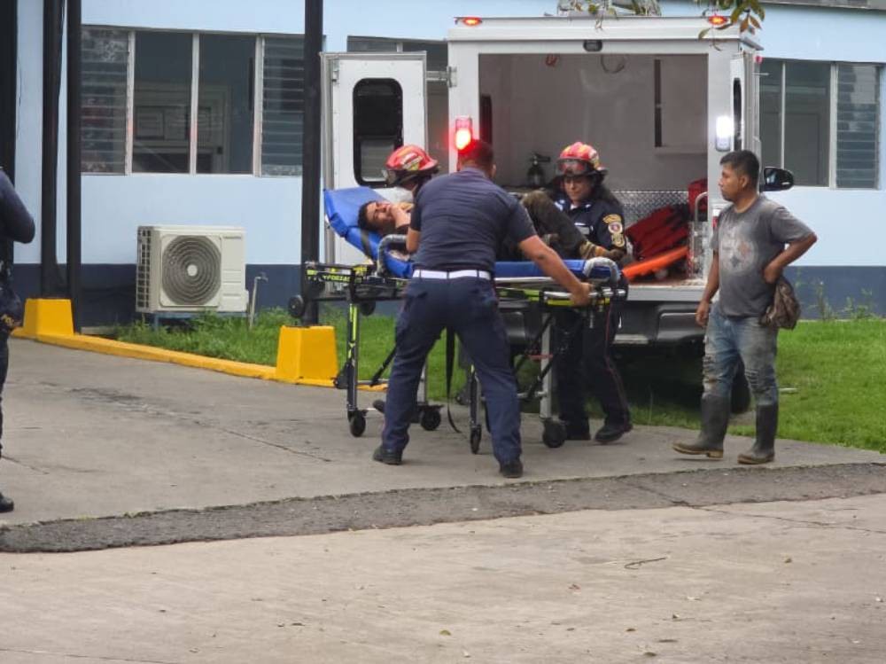 Hombre recibe descarga eléctrica y es trasladado a centro asistencial