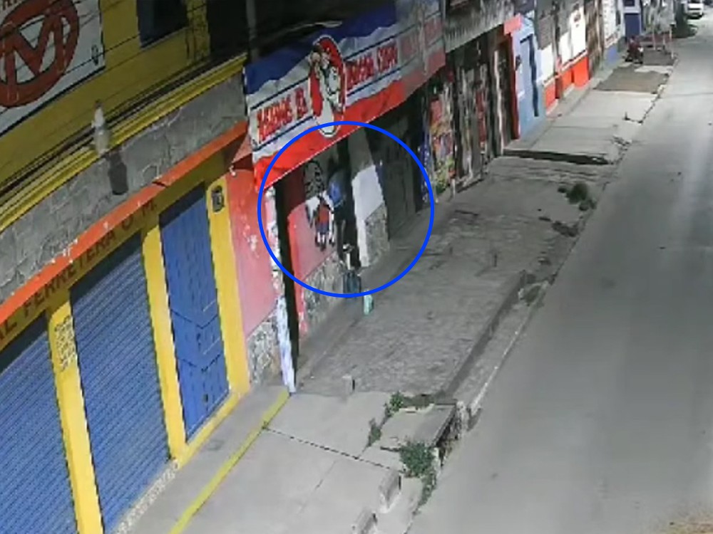 Hombre roba bombillas en el barrio El Calvario, zona 1 de Quetzaltenango
