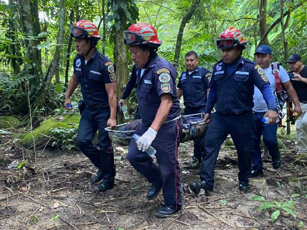Hombre sobrevive a caída de 400 metros en barranco