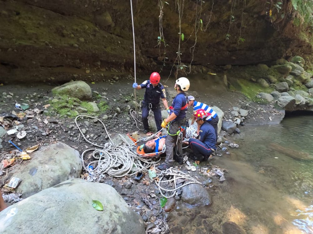Hombre sobrevive tras caer a barranco de 40 metros en Retalhuleu