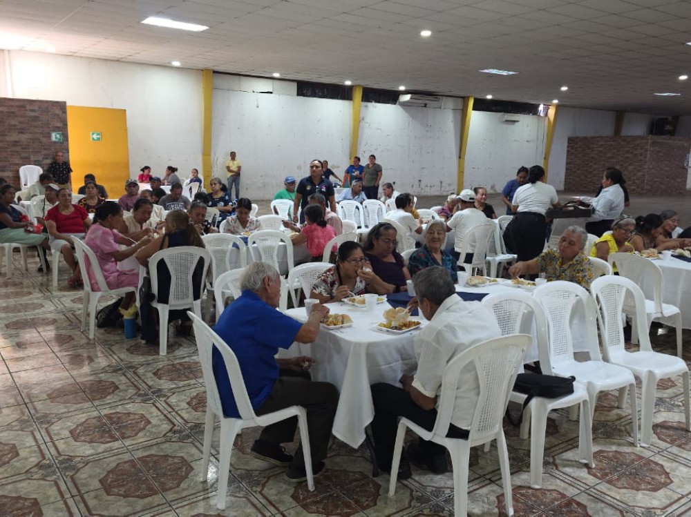 Homenaje a los abuelitos de Colonia La Independencia en Mazatenango