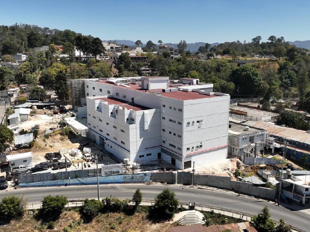 Hospital de Sololá inicia su fase final con instalación de equipamiento médico