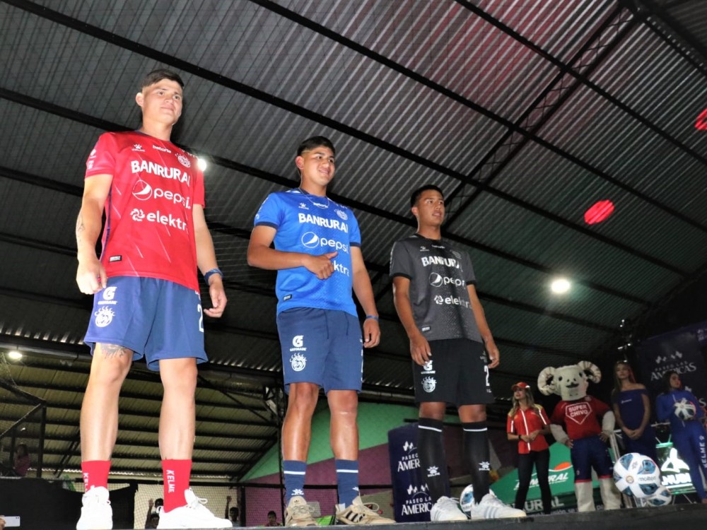 Hoy se presentó la nueva indumentaria del Xelajú MC