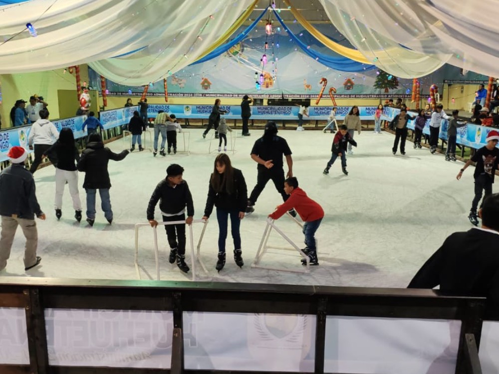 Huehuetenango vive su feria navideña con pista de hielo