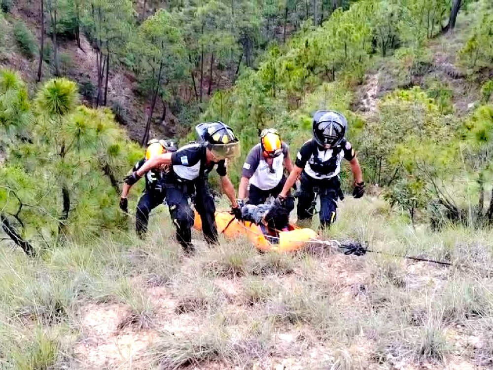 Identifican a motorista que se salvó de morir al caer a barranco