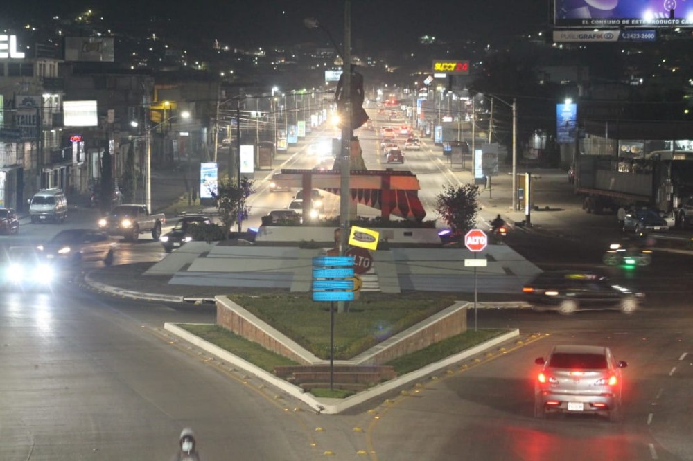 Iluminan calles en Xela luego de 15 años 