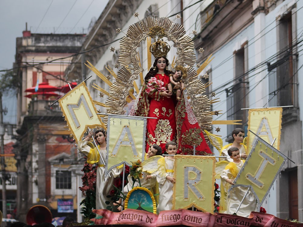 Imágenes del cortejo procesional en honor a la Virgen del Rosario en Quetzaltenango