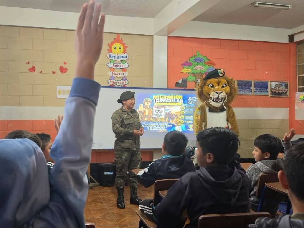 Imparten charla sobre migración irregular a estudiantes