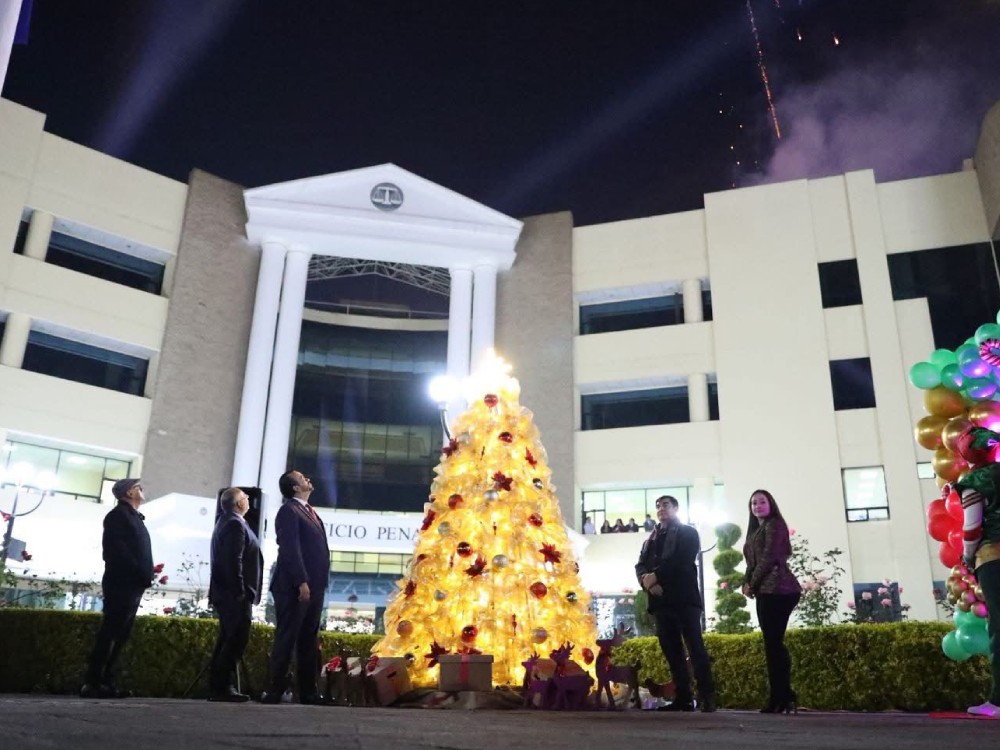 Inauguran Árbol Navideño en el Centro Regional de Justicia de Quetzaltenango