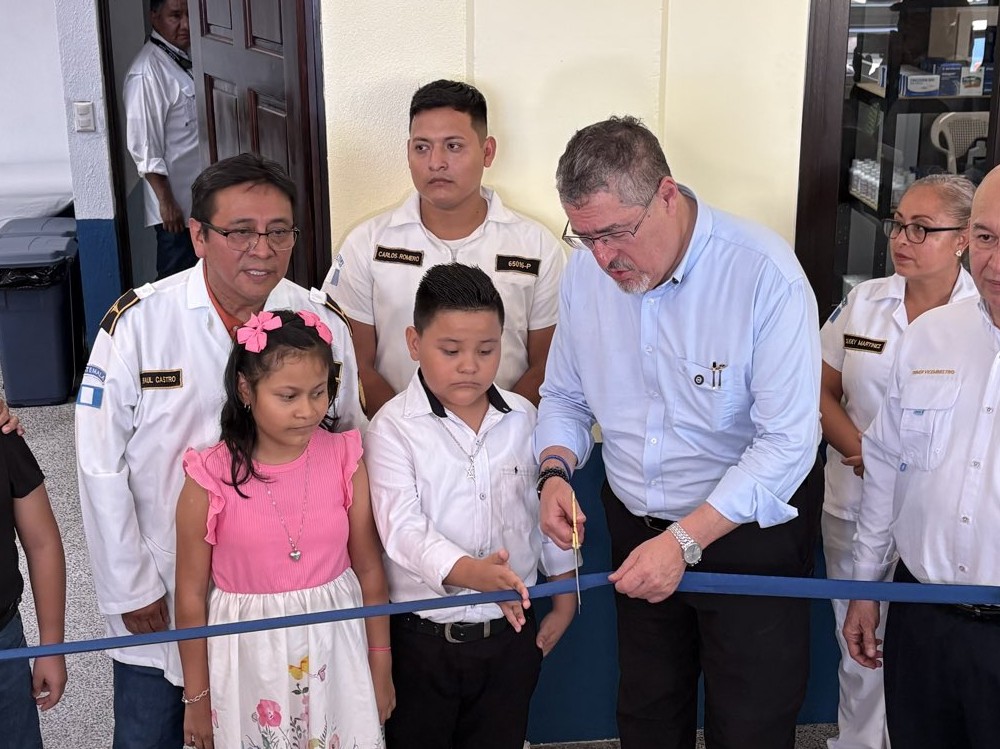 Inauguran clínica policial y condecoran a agente caído en Retalhuleu
