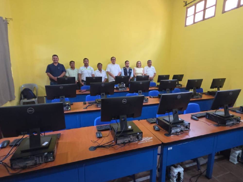 Inauguran moderno laboratorio de computación en Mazatenango