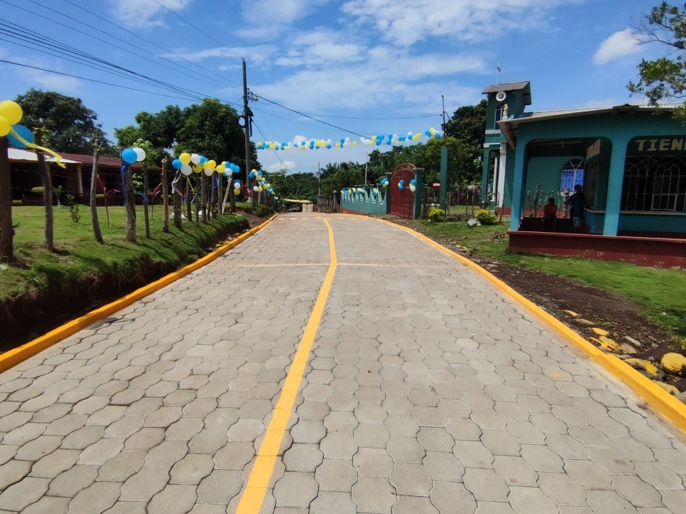 Inauguran segunda fase de adoquinamiento en comunidad de Flores Costa Cuca