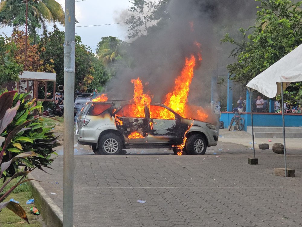 Incendian vehículo de alcalde de Mazatenango