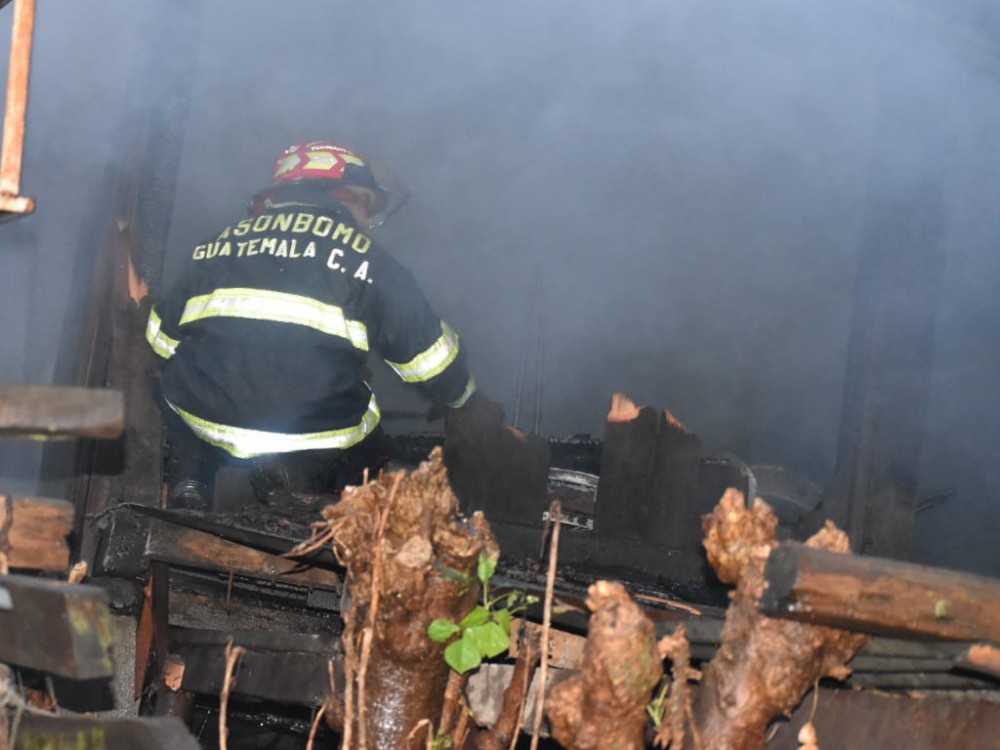 Incendio consume dos bodegas