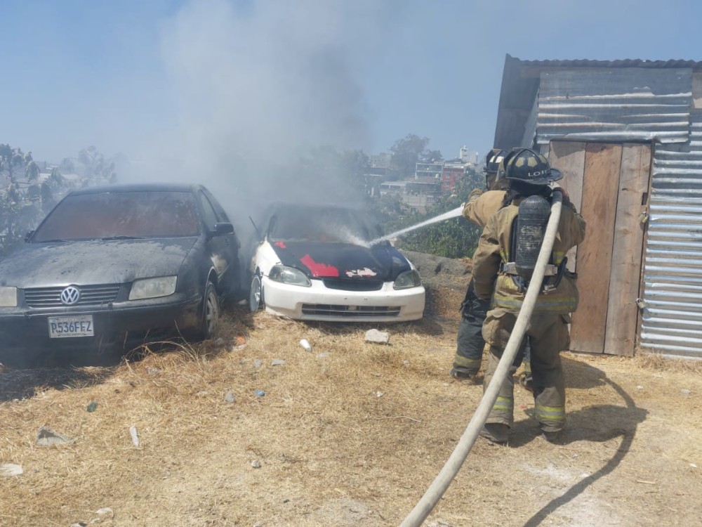 Incendio consume dos vehículos y una motocicleta 