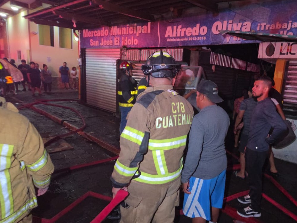Incendio consume ocho locales en mercado en Suchitepéquez 
