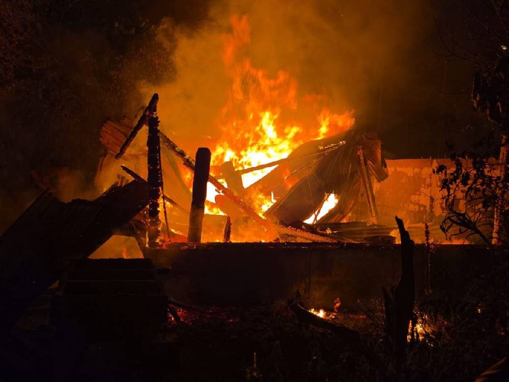 Incendio consume vivienda de madera en Mazatenango