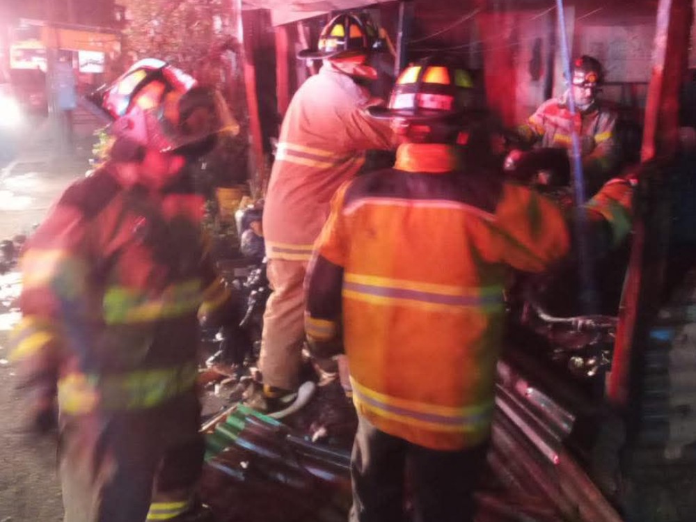 Incendio consume vivienda en la zona 11 de la ciudad de Quetzaltenango