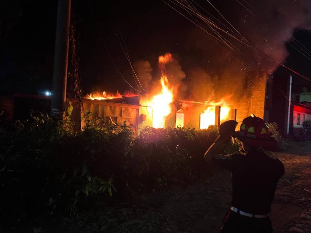 Incendio en vivienda deja más de Q25 mil en pérdidas