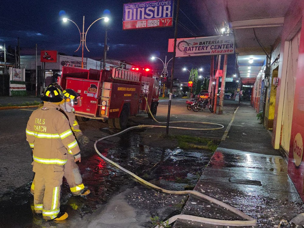 Incendio es controlado a tiempo y evita tragedia en una bodega en Mazatenango