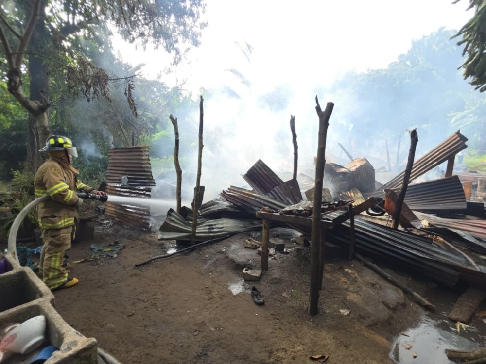 Incendio estructural consume bodega en Cantón Cocales