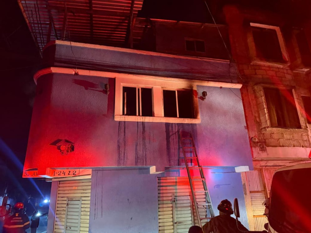 Incendio estructural consume segundo piso de vivienda 