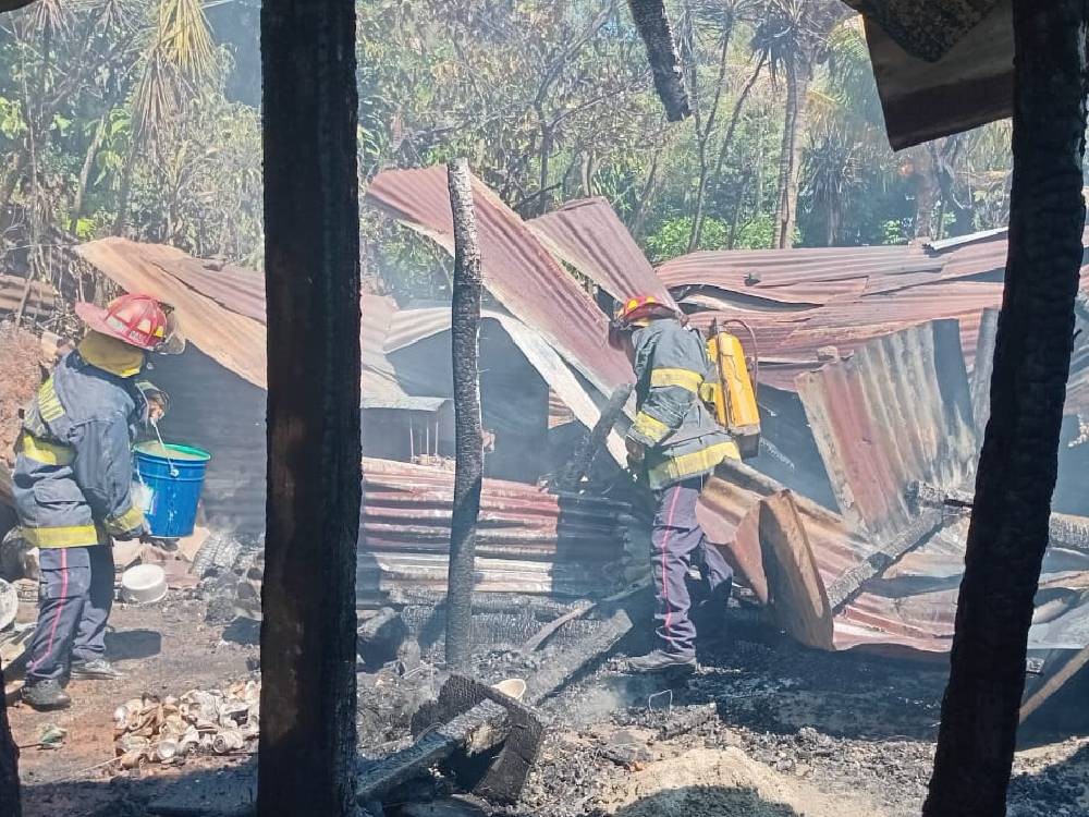 Incendio estructural consume vivienda y deja miles de quetzales en pérdidas