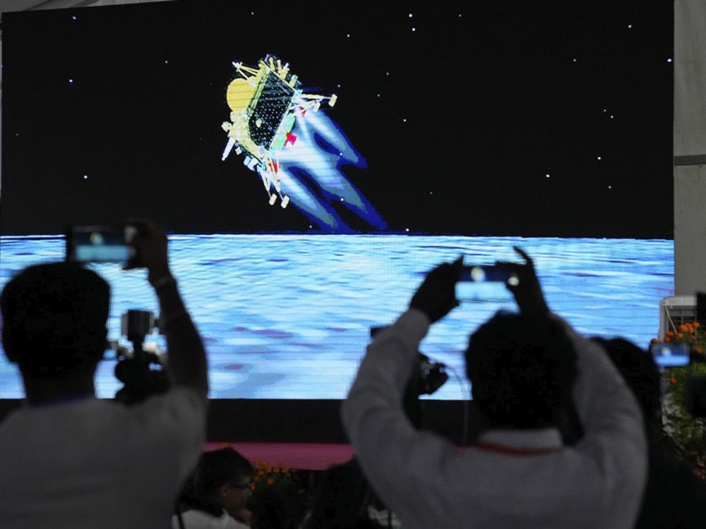 India publica las primeras imágenes de su misión espacial