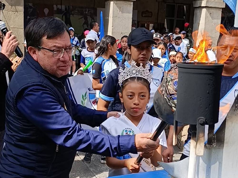 Inicia el encendido de antorchas en el Palacio Municipal de Xela 