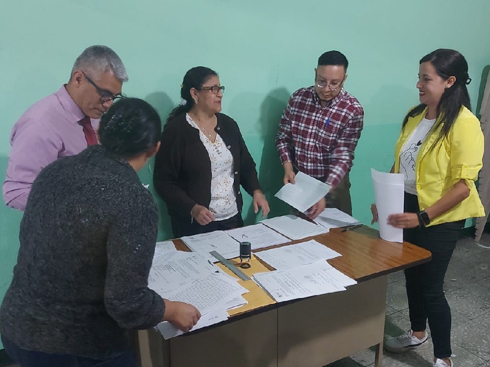 Inicia entrega de contratos a docentes que formarán parte del renglón 021