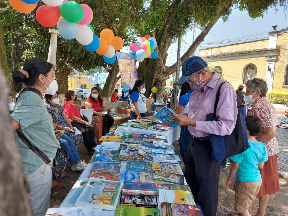 Inicia Feria del Libro en el parque central de Mazatenango