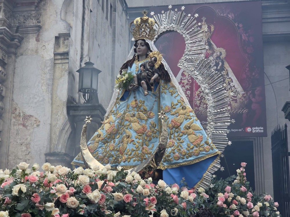 VIDEO | Inicia la fiesta patronal: Virgen del Rosario es trasladada al altar mayor de la Catedral de Los Altos 