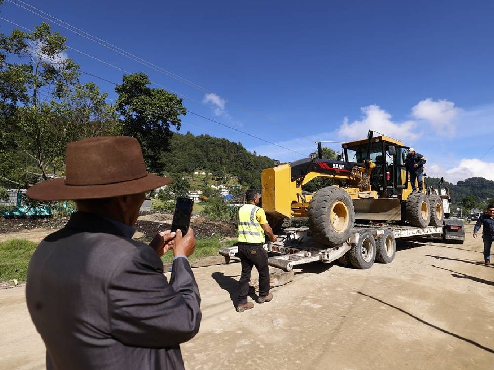 Inician trabajos de mejoramientos en carreteras rurales en San Carlos Sija, Quetzaltenango