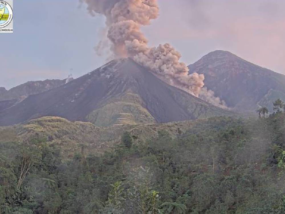 Insivumeh alerta por alta actividad del volcán Santiaguito