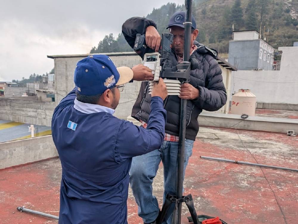 Insivumeh fortalece monitoreo climático en San Marcos con mantenimiento de estaciones y capacitación local