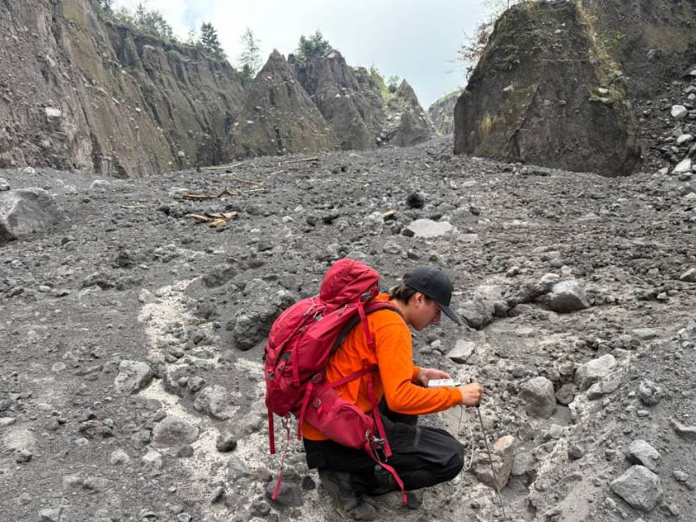 Insivumeh realiza evaluación técnica de depósitos piroclásticos en el Volcán de Fuego