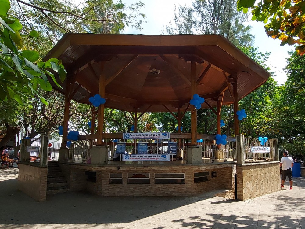 Instalan puesto de vacunación en el parque central de Mazatenango