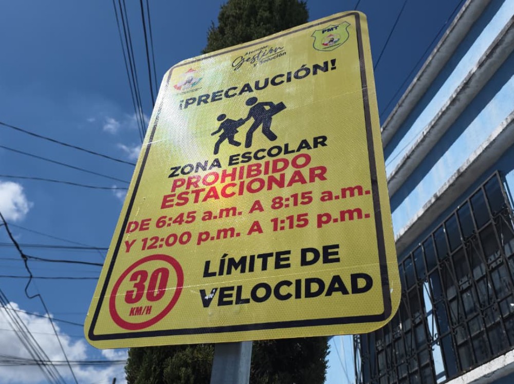 Instalan señales de tránsito para regular horarios de parqueo frente a centros educativos en San Marcos