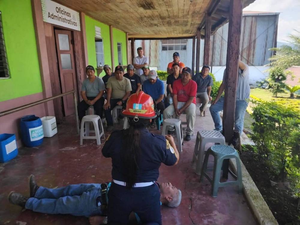 Instruyen a trabajadores de fincas sobre primeros auxilios 