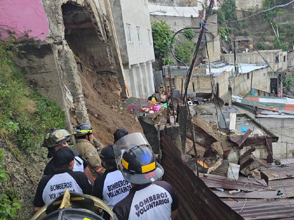 Intensas lluvias dejan un muerto y provocan deslizamientos de tierra y caída de árboles 