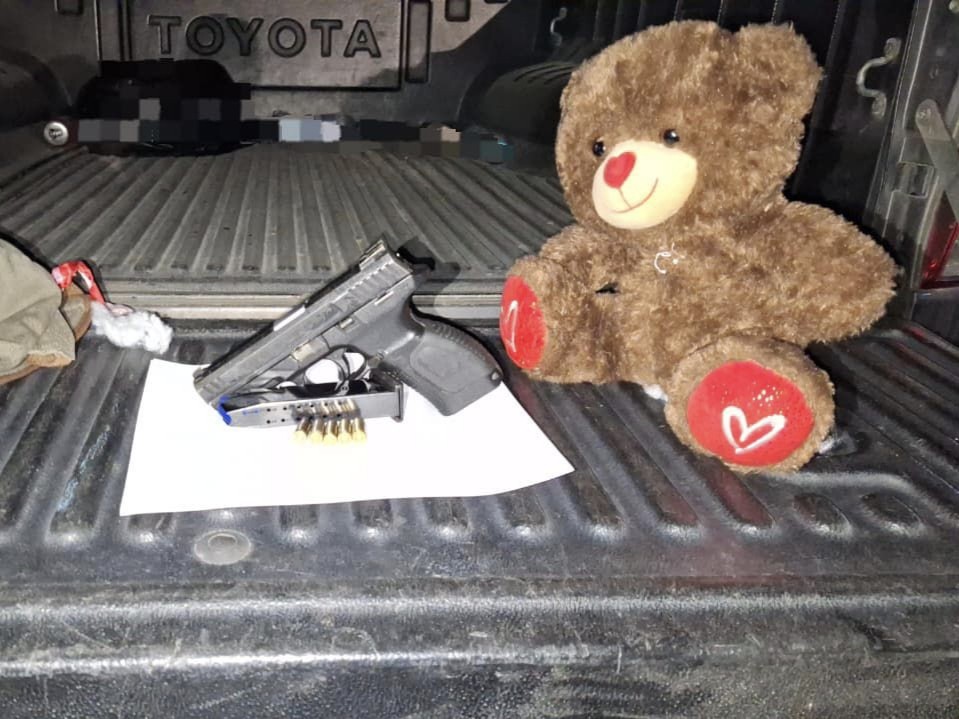 Intentaban ingresar arma a cárcel oculta en peluche